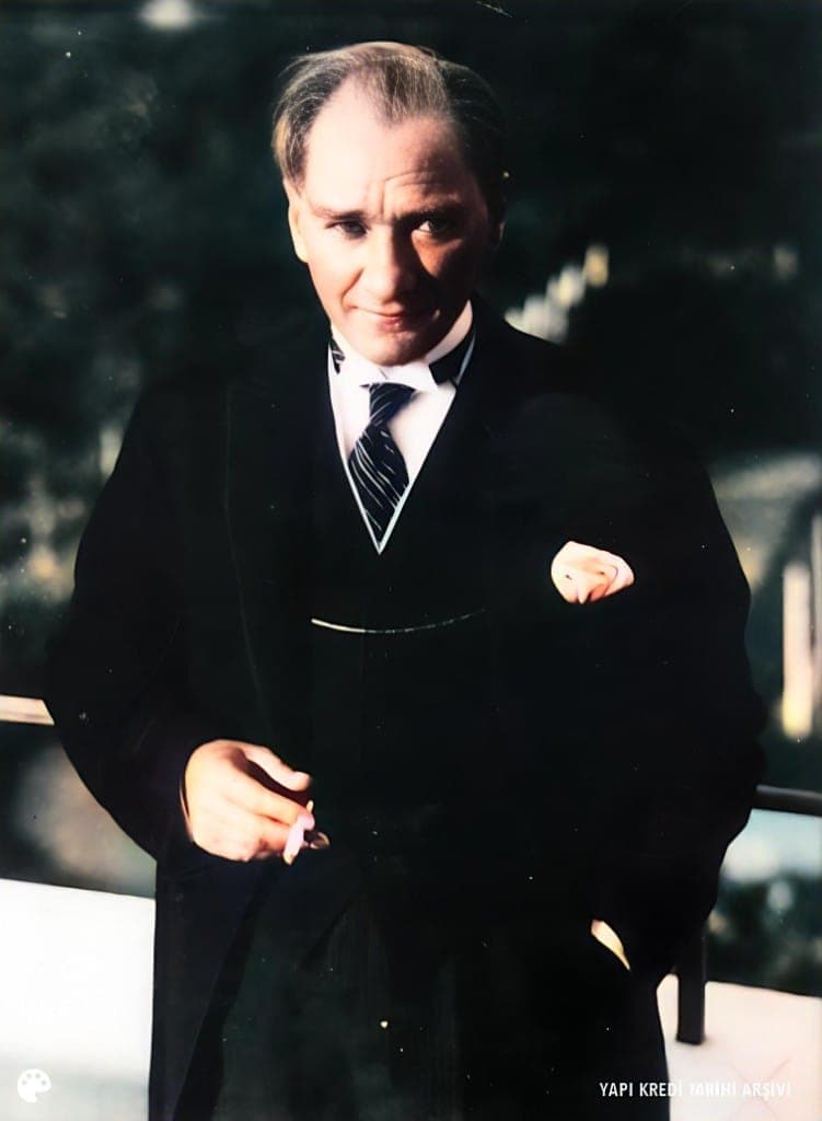 Mustafa Kemal Atatürk, bir balkonda ayakta