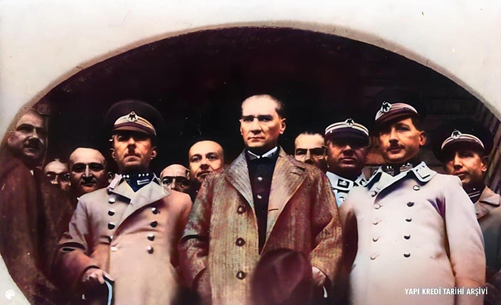 Mustafa Kemal Atatürk, komuta kademesindeki subaylarla birlikte