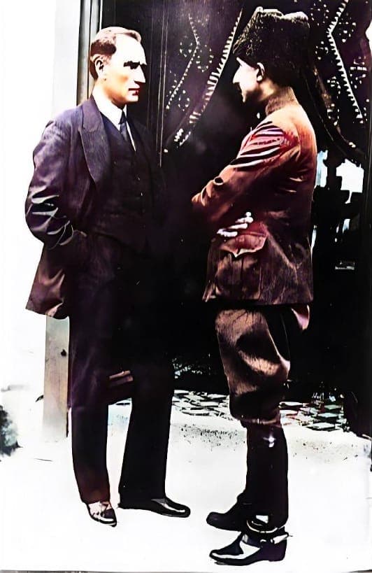 Mustafa Kemal, sivil kıyafetiyle bir subayla görüşürken