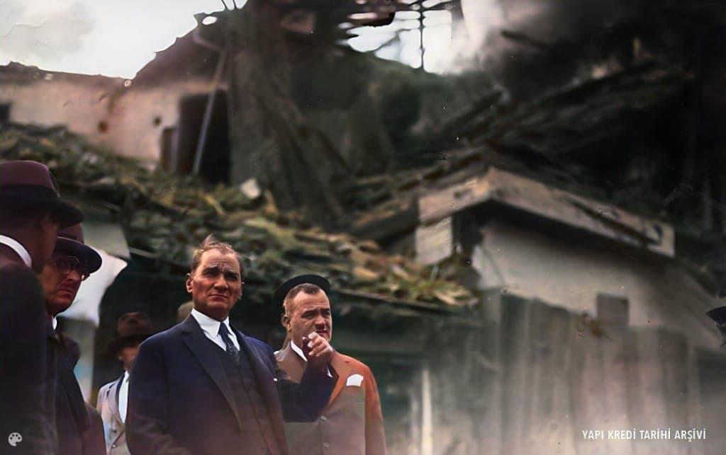 Mustafa Kemal Atatürk, heyetle birlikte yıkılmış bir yapıyı inceliyor