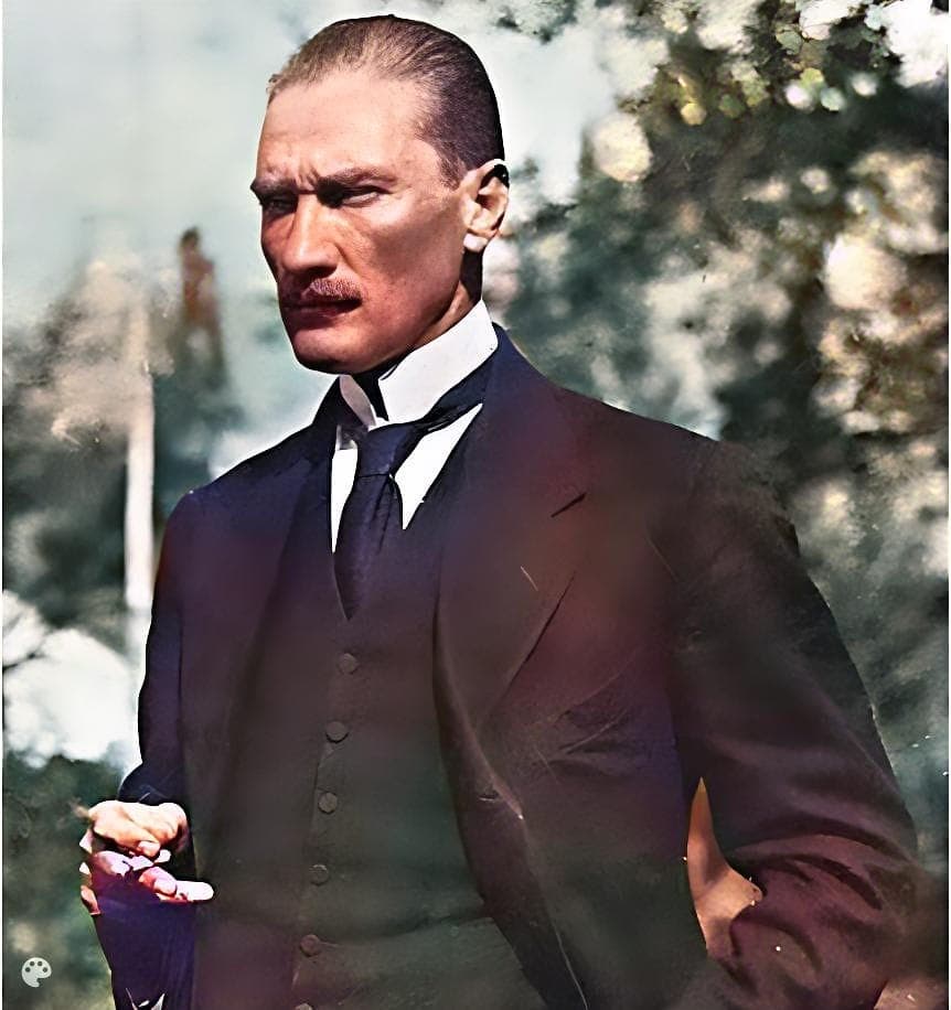 Mustafa Kemal Atatürk'ün açık havada çekilmiş boy portresi