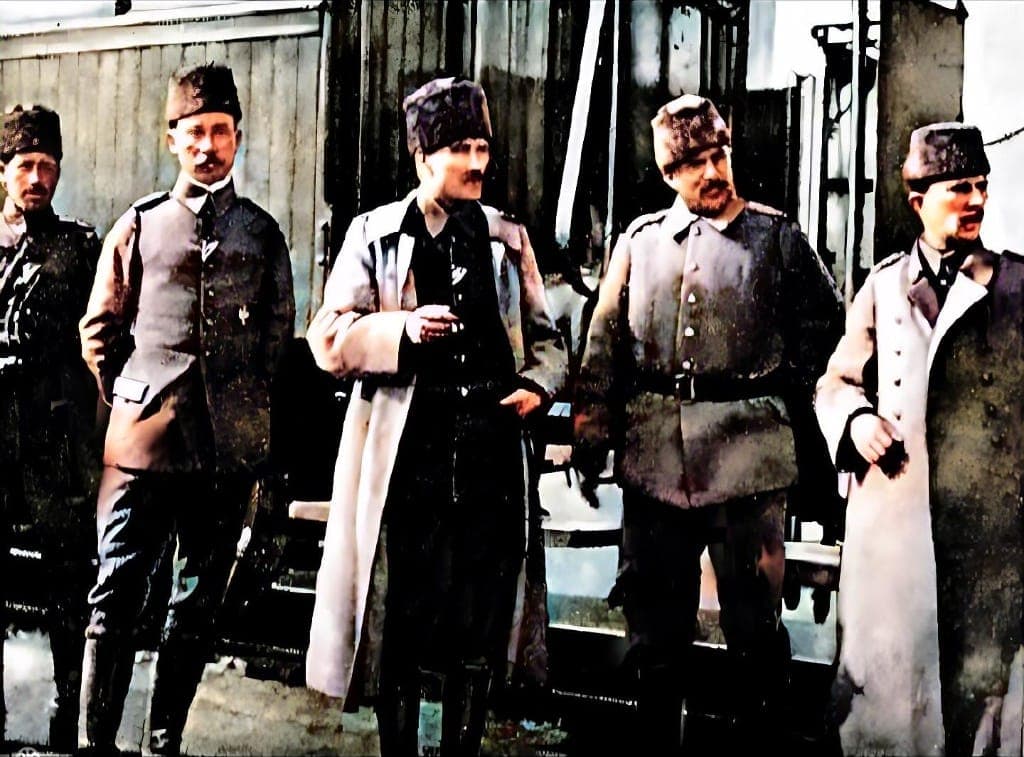 Mustafa Kemal, tren yanında karargâh subaylarıyla