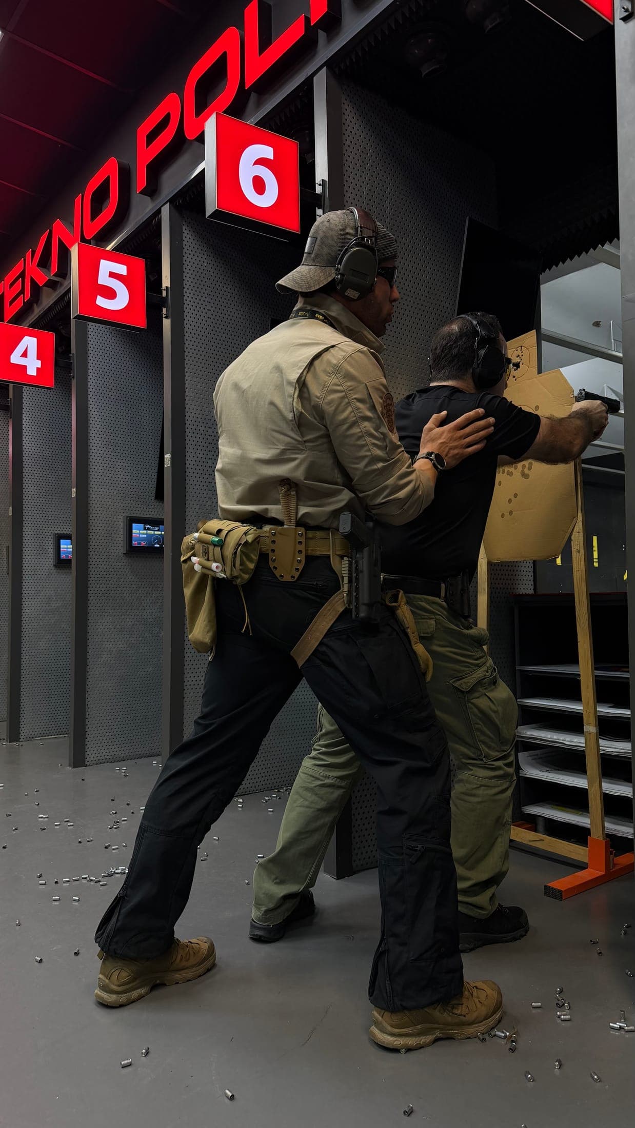 Eğitmen eşliğinde siper arkasından hareketli atış uygulaması