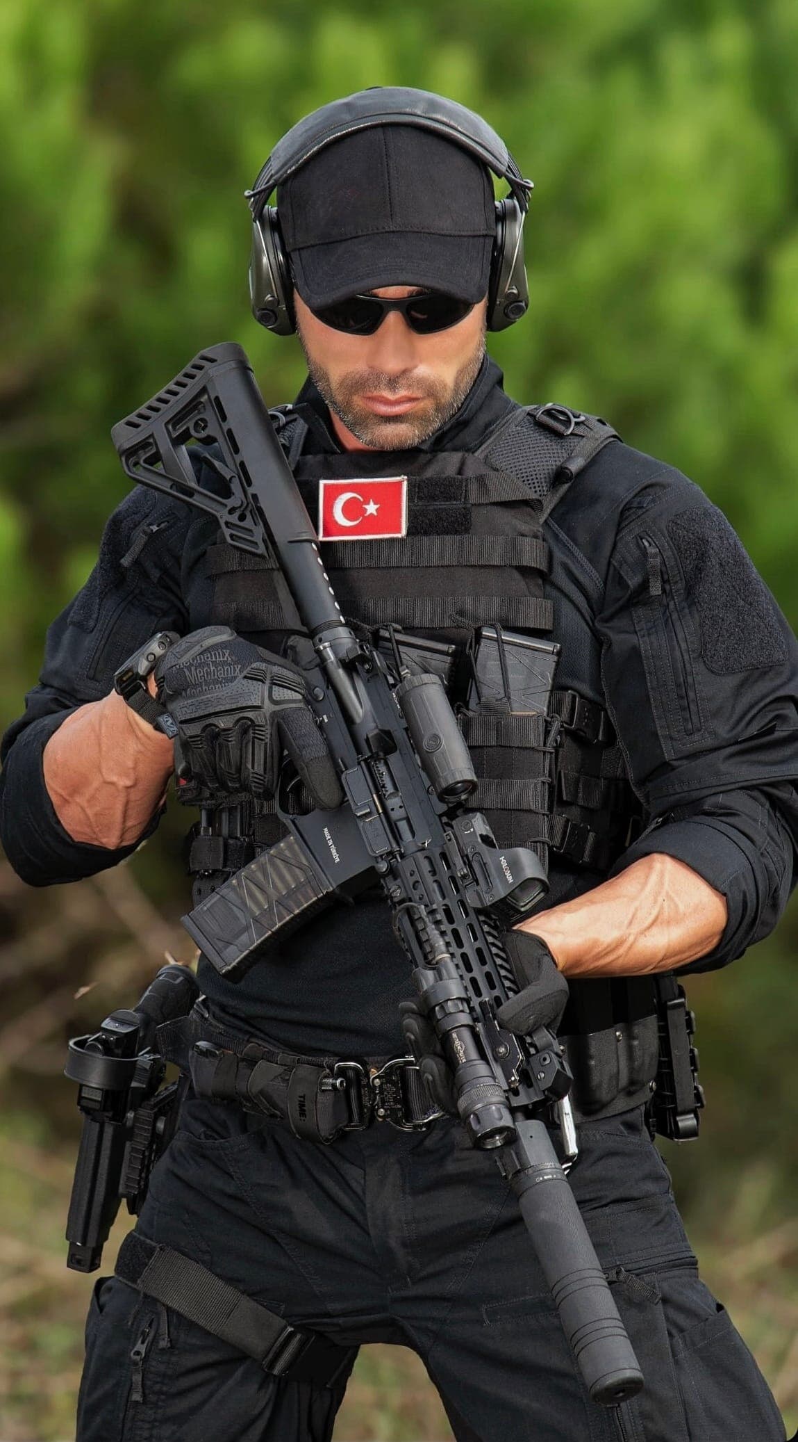 Ali Osman Doğru, tam teçhizat ve uzun namlulu silahla