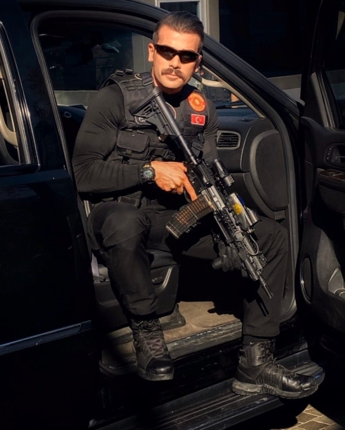 Ali Osman Doğru, koruma aracında görev teçhizatıyla