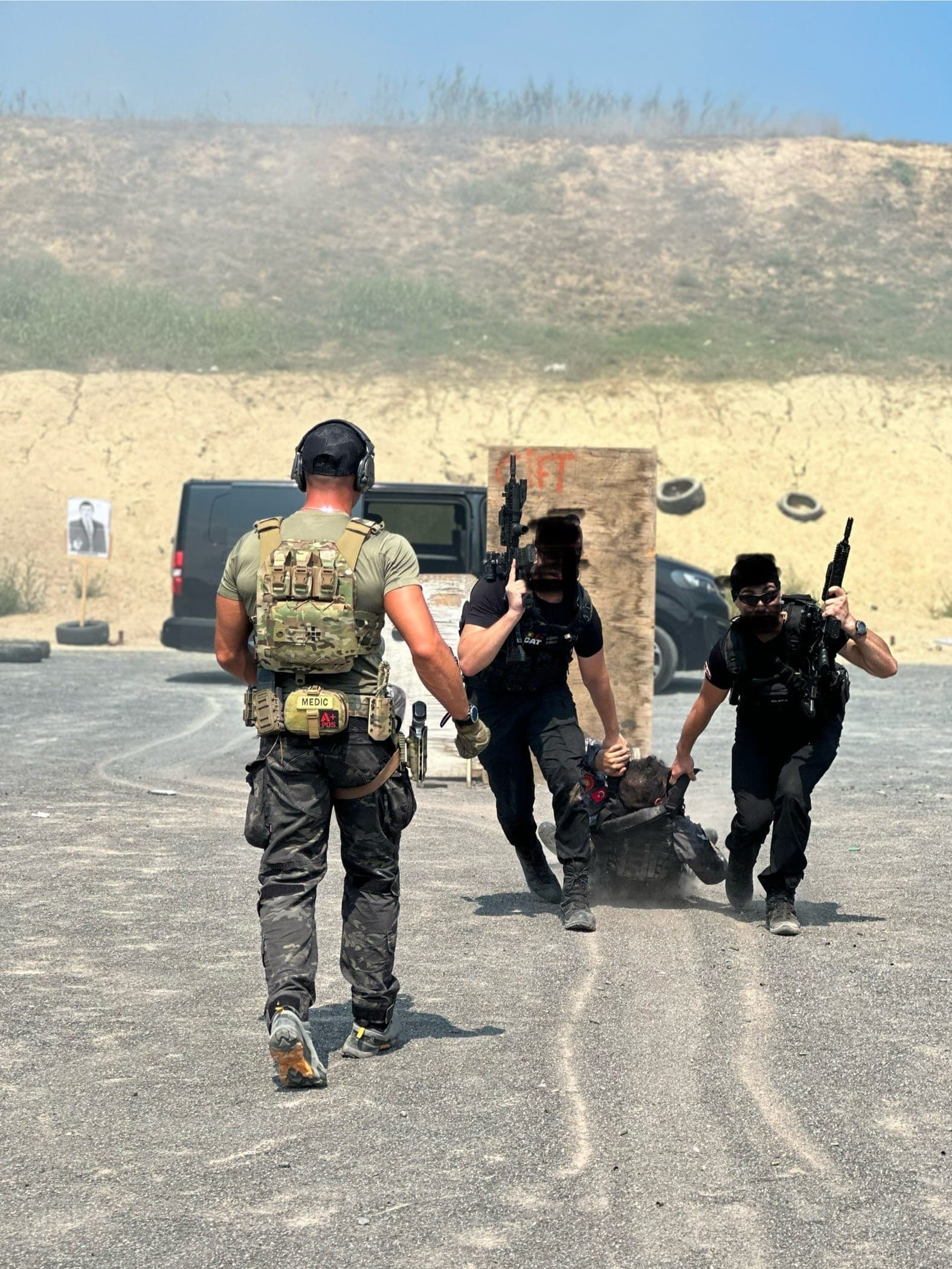 Açık alanda yaralı taşıma ve müdahale tatbikatı